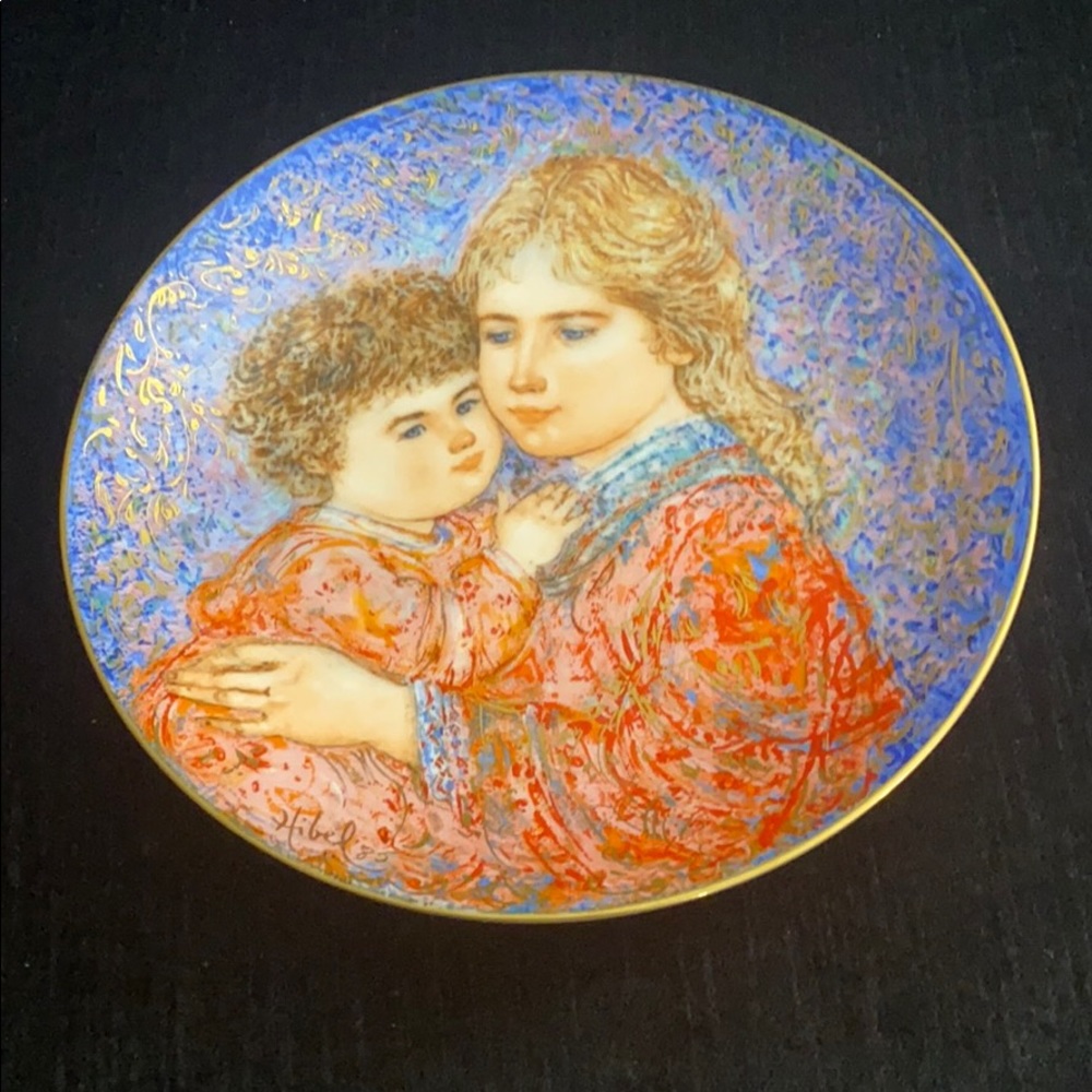 Edna Hibel 1985 Mothers Day Plate